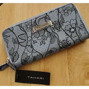 TAHARI - TRAVEL WALLET NWOT